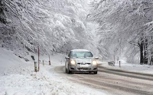 بارش برف و باران سبب لغزندگی جاده های البرز شده است