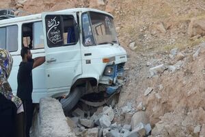  ۱۳ مصدوم بر اثر تصادف مینی‌بوس با کامیون