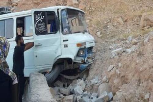  ۱۳ مصدوم بر اثر تصادف مینی‌بوس با کامیون