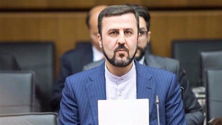  اعتراض غریب‌آبادی به اخراج معلم ایرانی در کانادا