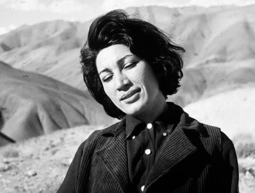 زنی تنها در آستانه فصلی سرد +فیلم