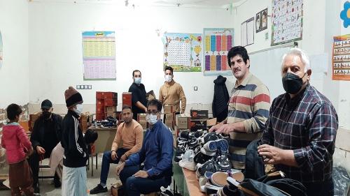  توزیع کفش و لوازم التحریر توسط قهرمانان کشتی 