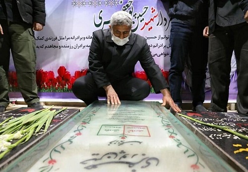  عکس/ حضور سردار قاآنی بر سر مزار سردار سپهبد شهید سلیمانی