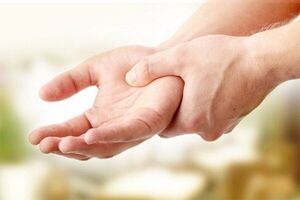  دلیل خواب رفتن دست و پا چیست؟