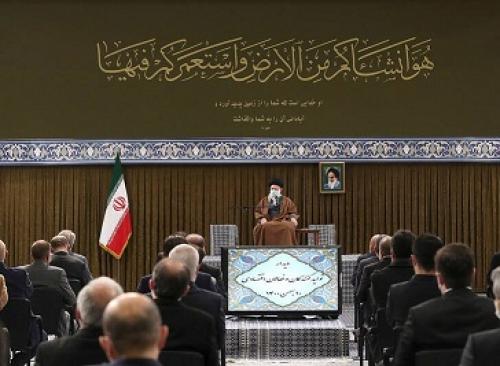 آیه نصب شده در محل سخنرانی رهبر انقلاب