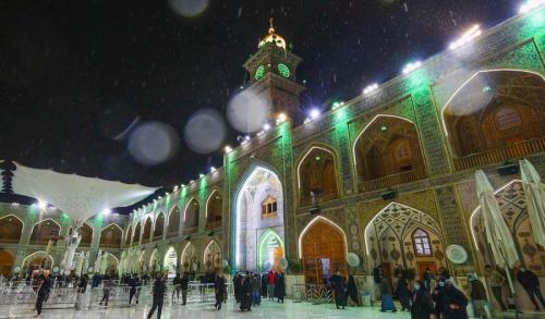 حرم امام علی(ع) در یک شب بارانی