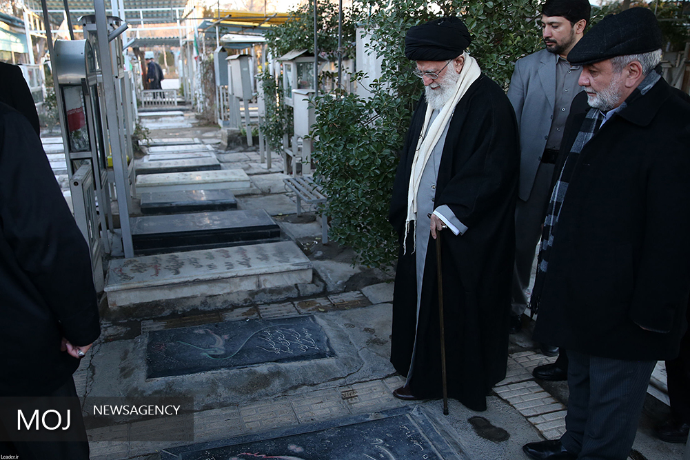 لحظاتی ناب از زیارت رهبرانقلاب از مزار شهدا