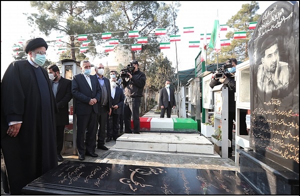 عکس/ رئیسی بر سر مزار پدر موشکی ایران
