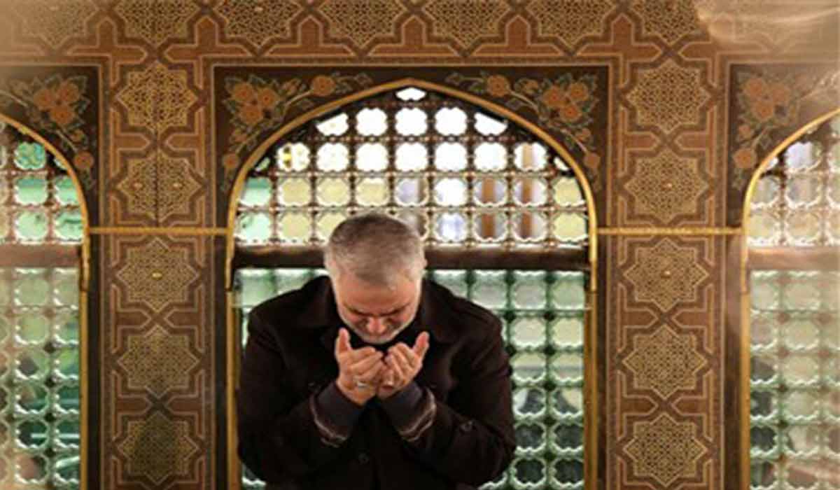 فیلم/ غبارروبی حرم امام هادی(ع) توسط حاج قاسم