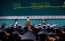 عکس/ حدیث نصب‌ شده در محل سخنرانی فرمانده کل قوا
