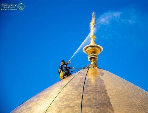 عکس/ شستشو گنبد حرم حضرت علی(ع)