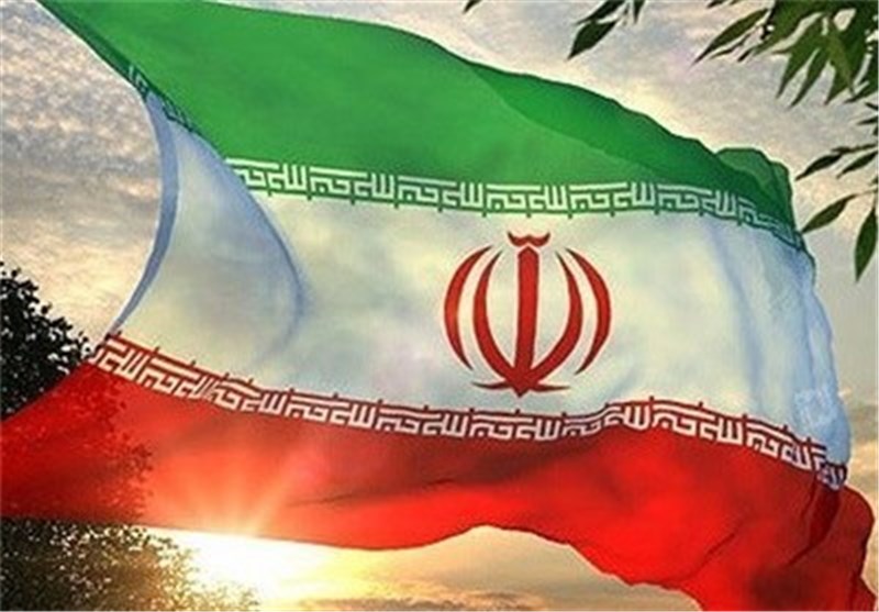 اهتزاز پرچم ایران در راهپیمایی
