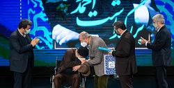 عکس/ دستبوسی از علی نصیریان