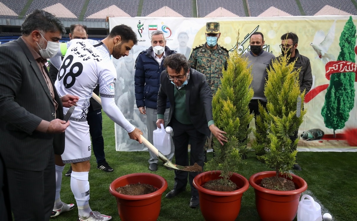 عکس/ درختکاری در ورزشگاه آزادی