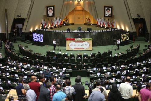 قرائت پیام رهبر انقلاب به مجلس دهم/منتخبان سوگند خدمت یاد کردند