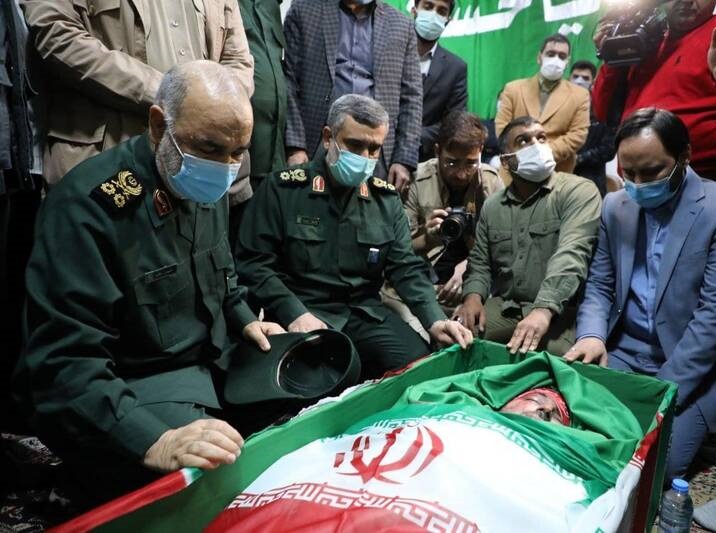 عکس/ دو فرمانده بر سر پیکر شهید مدافع حرم