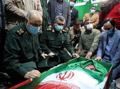 عکس/ دو فرمانده بر سر پیکر شهید مدافع حرم