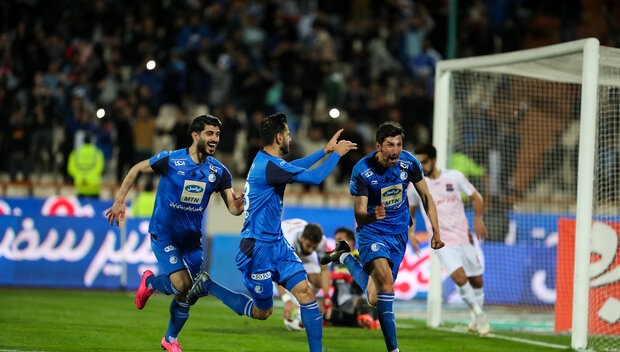 استقلال دربی را ببرد قهرمان است