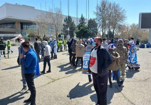  انتظار هواداران سرخابی برای ورود به ورزشگاه آزادی/  تشویق مدافعان سرباز استقلال + عکس 
