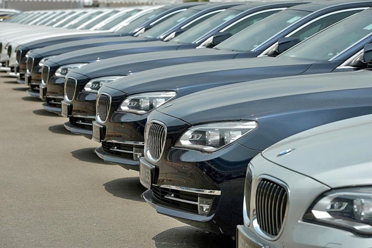 ابهام در واردات خودرو سواری در سال ۱۴۰۱