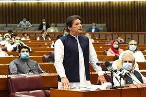 پارلمان پاکستان درباره سرنوشت عمران خان