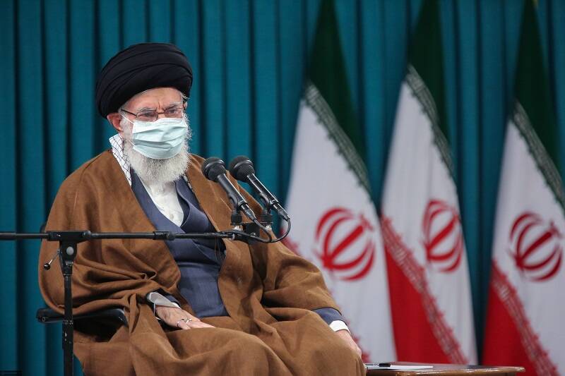 کشور مطلقاً معطل مذاکرات نشود/ مذاکره ‌کنندگان انقلابی، مؤمن و پر جدّ و جهدند/ توصیه خیرخواهانه رهبری به مسئولان سعودی درباره جنگ یمن