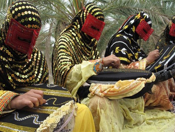 هنرمندان جنوب با عشق و علاقه گلابتان را در تارو پود پارچه می زنند