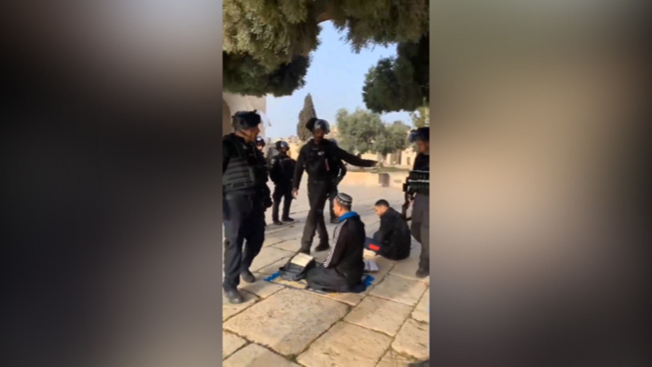 محاصره یک قاری فلسطینی توسط نظامیان صهیونیست
