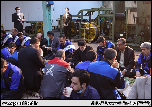 عکس/ افطار رئیس جمهور با کارگران