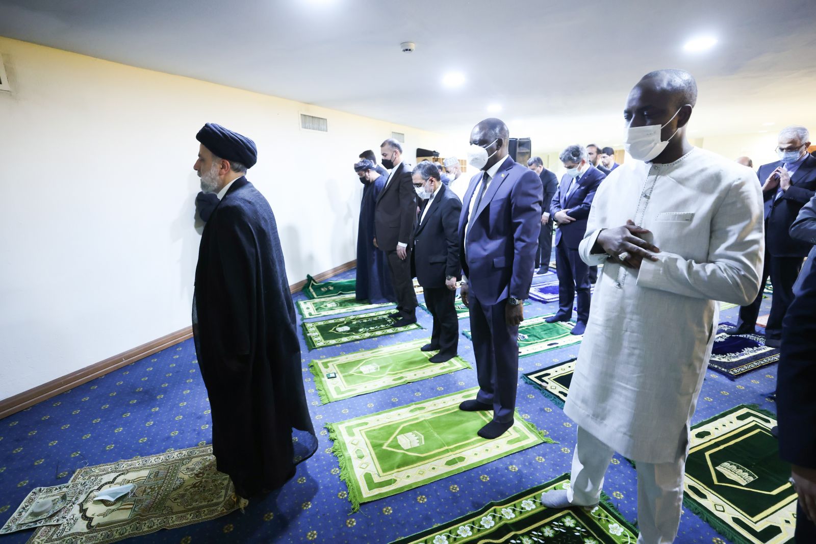 عکس/ نماز جماعت متفاوت به امامت رئیس جمهور