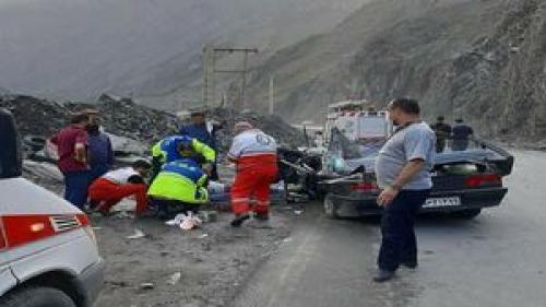 ریزش سنگ روی ۲ خودرو در آزادراه چالوس