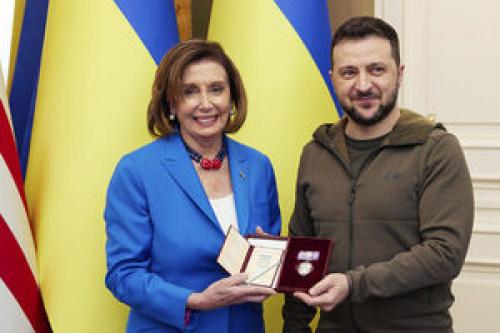  زلنسکی نشان دولتی اوکراین را به پلوسی اهدا کرد