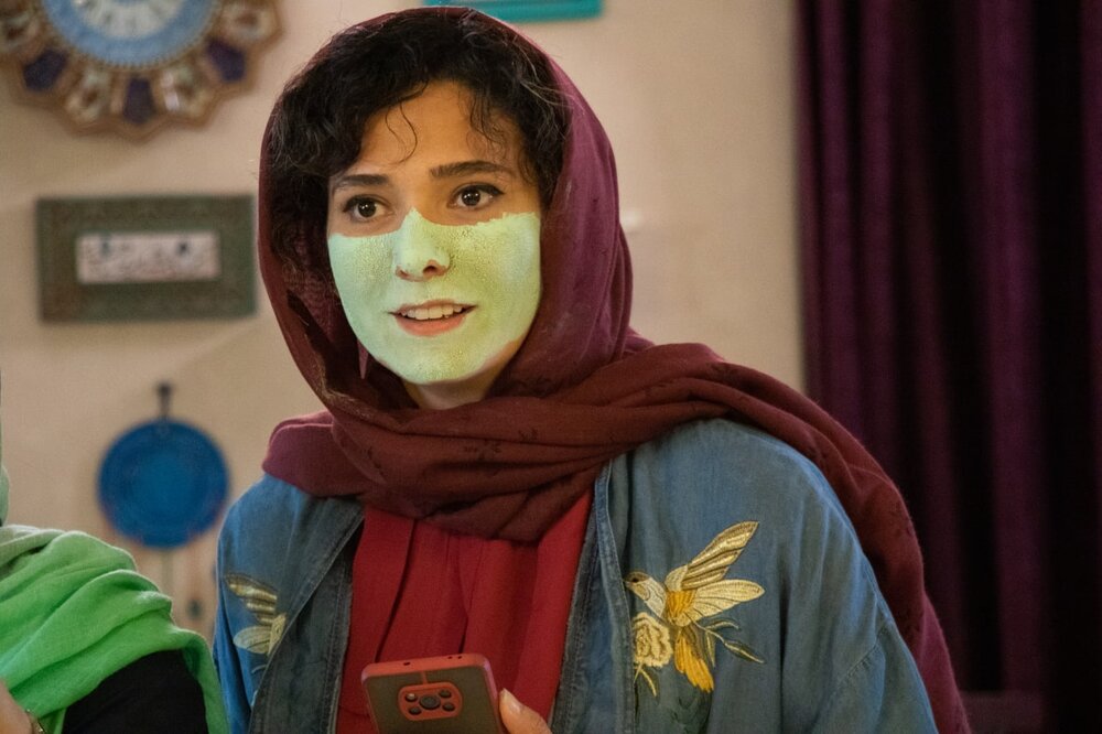 نقاشی عجیب روی صورت مینا وحید 