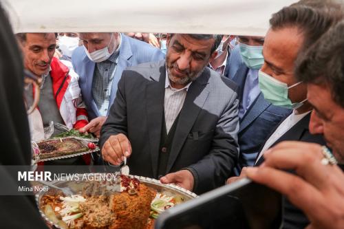 عکس/ ضرغامی در حال تست غذای محلی