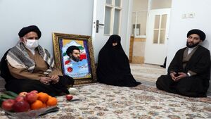  چفیه رهبر معظم انقلاب به خانواده روحانی شهید در قم 