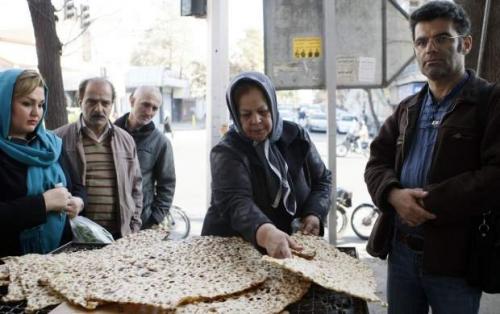 ماجرای معطلی اجباری در نانوایی بدون صف/ باید کنجدی بخری!