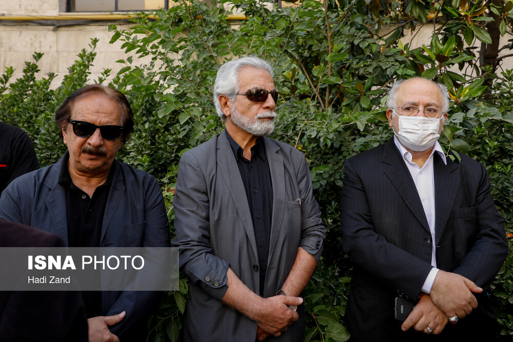 عکس/ کارگردان مشهور در تشییع محمود دعایی