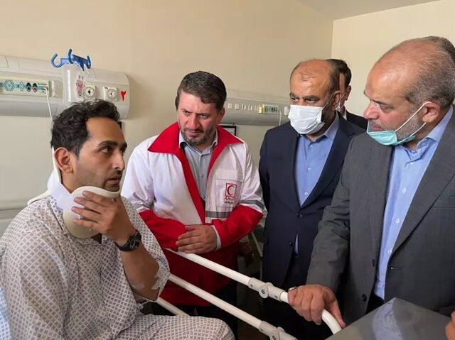  عیادت وزیر کشور از مصدومان حادثه قطار مسافری مشهد-یزد