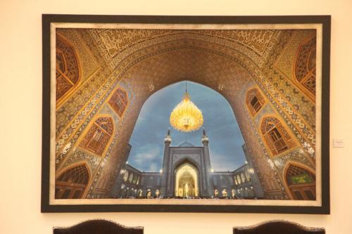  ادای احترام هنرمندان به پرچم بارگاه امام رضا (ع)
