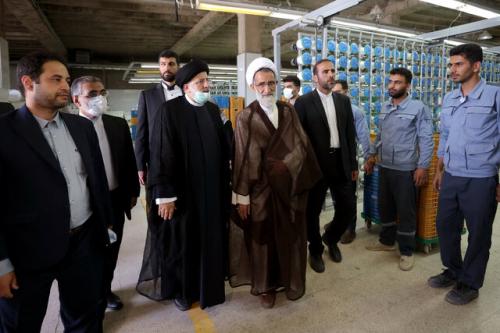  رئیسی از بزرگترین کارخانه تولید پارچه چادر مشکی کشور بازدید کرد