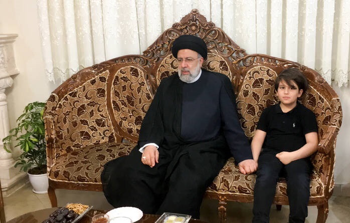 عکس/ فرزند شهید صیاد خدایی در کنار رئیسی