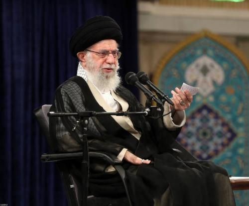 برنامه دشمن تضعیف ایمان و امید و القاء بن‌بست و کارنابلدی مسئولان است/ نیروی انتظامی برای دستگیری فوری سارقان بانک ملی باید تشویق شود