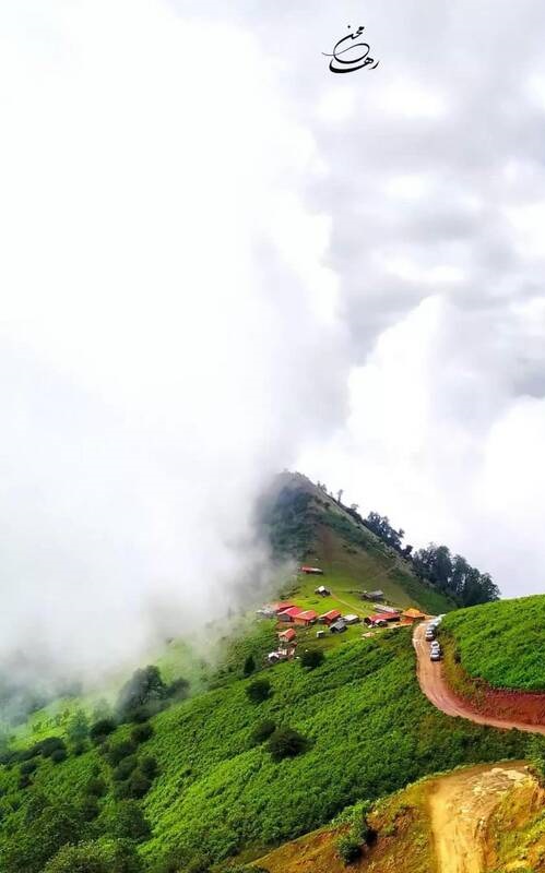 روستایی در محاصره ابرها