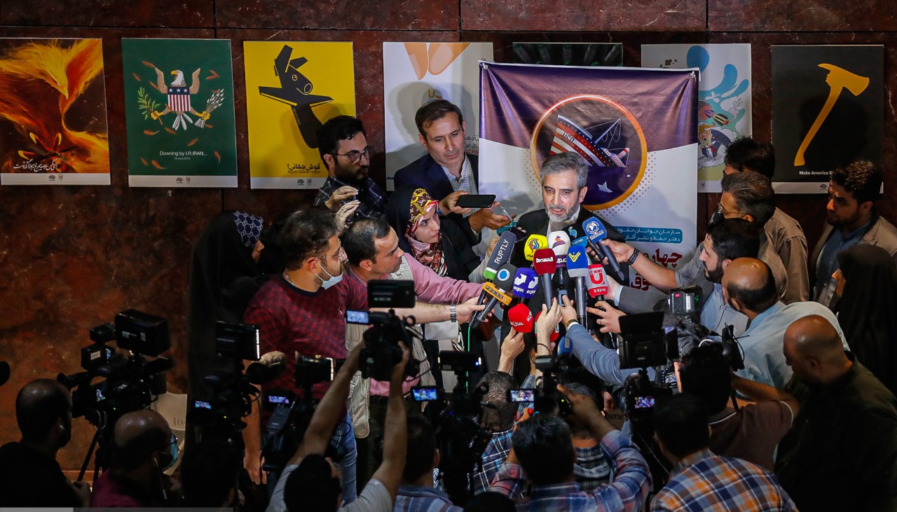 عکس/ هجوم خبرنگاران به یک دیپلمات