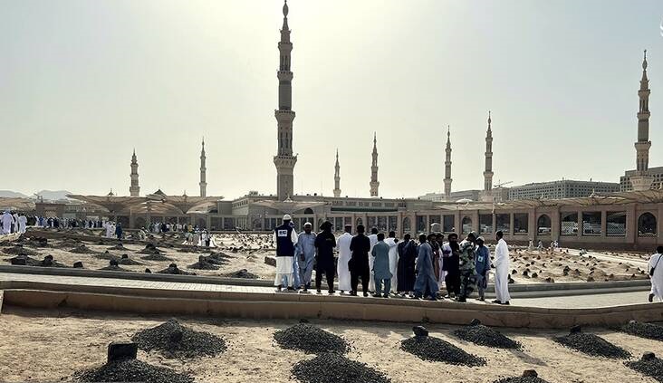 عکس/ قدم زدن حجاج در قبرستان بقیع