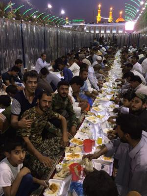 سفره افطار ایرانی در بین الحرمین / سفره افطار با سبک و سنت کشور ایران در بین الحرمین توسط یک خیر ایرانی+ عکس