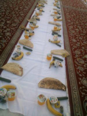 سفره افطار ایرانی در بین الحرمین / سفره افطار با سبک و سنت کشور ایران در بین الحرمین توسط یک خیر ایرانی+ عکس