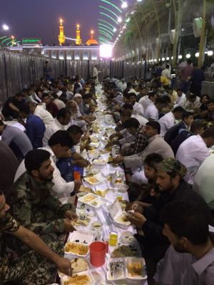 سفره افطار ایرانی در بین الحرمین / سفره افطار با سبک و سنت کشور ایران در بین الحرمین توسط یک خیر ایرانی+ عکس