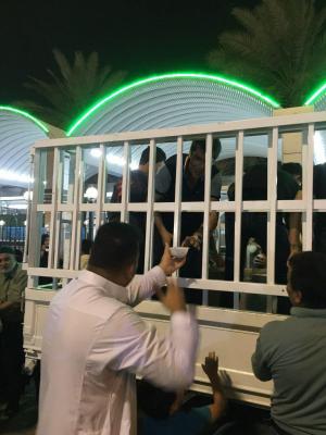 سفره افطار ایرانی در بین الحرمین / سفره افطار با سبک و سنت کشور ایران در بین الحرمین توسط یک خیر ایرانی+ عکس