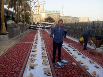 سفره افطار ایرانی در بین الحرمین / سفره افطار با سبک و سنت کشور ایران در بین الحرمین توسط یک خیر ایرانی+ عکس
